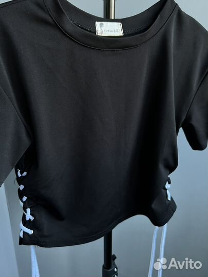 Короткая футболка женская