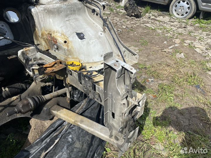 Передняя четверть Peugeot 308