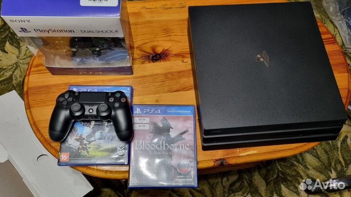 PS4 pro 1tb 2-а геймпада и 2-е игры