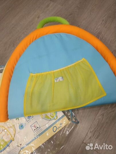 Коврик с развивающими элементами и игрушками