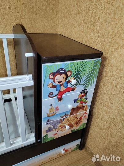 Детская кроватка с маятником