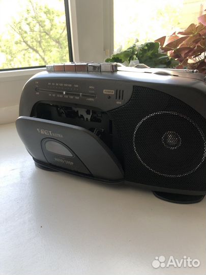 Кассетный магнитофон, радиоприемник