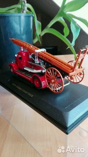 Модель пожарного.автомобиля dennis light four.Масш