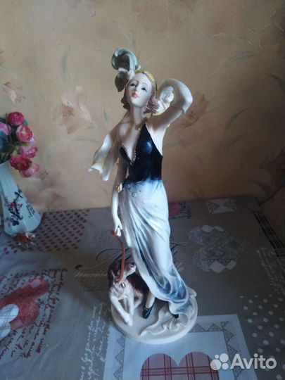 Статуэтка дама собакой