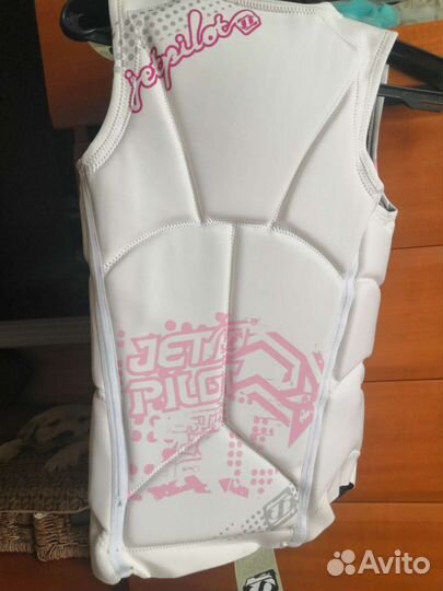 Гидрожилет, водная лыжа