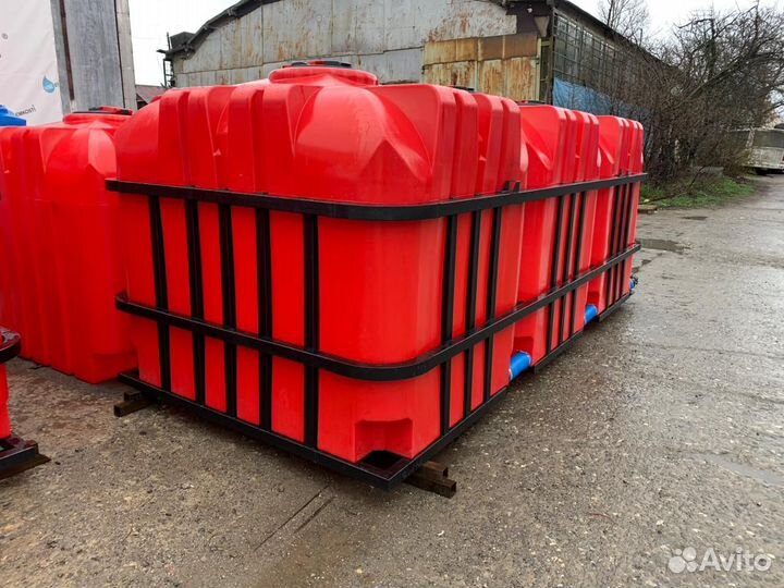 Емкости из полиэтилена В обрешетке