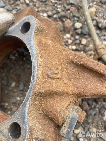 Кулак поворотный передний правый Mitsubishi