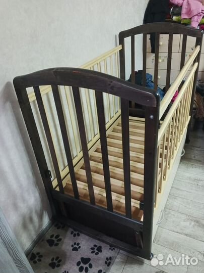 Кроватка для новорожденных с маятником и ящиком