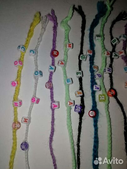 Браслет нить на запястье