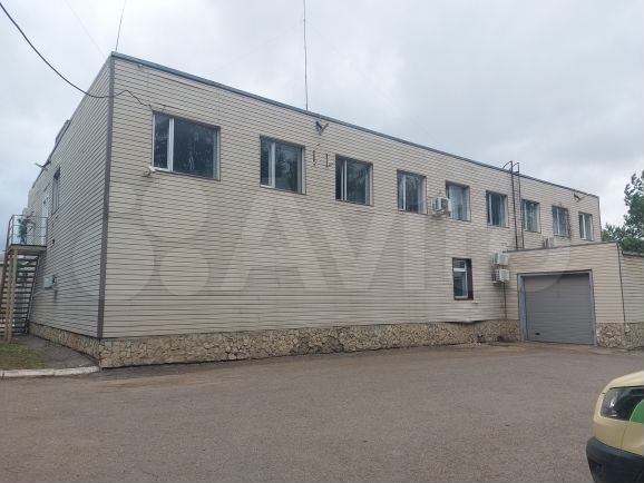Нежилое здание 1 320,5 м² с зу