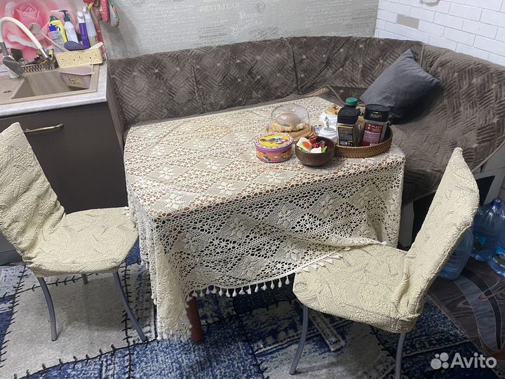 Кухонный уголок со столом