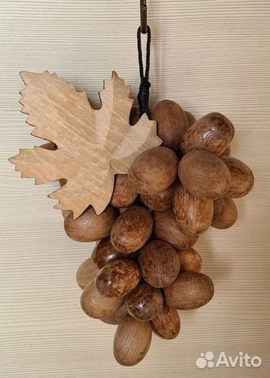 Виноградная гроздь из можжевельника