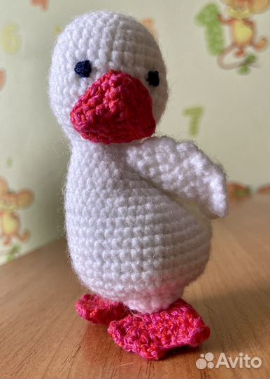 Игрушка гусенок амигуруми