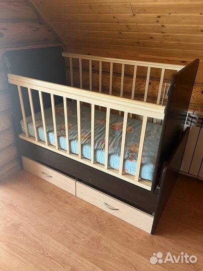 Детская кроватка с маятником