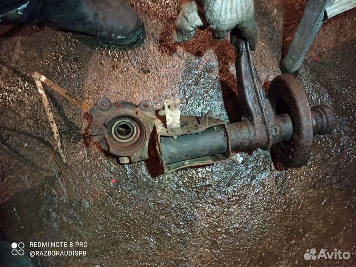 Передний правый поворотный кулак Audi 100C3