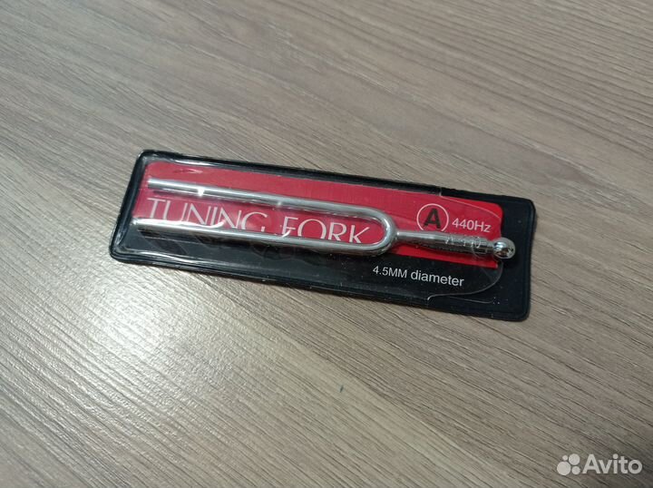 Камертон и каподастр