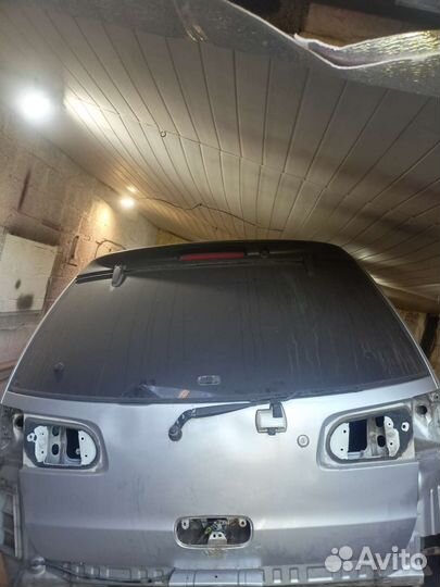 Задняя Дверь багажника nissan