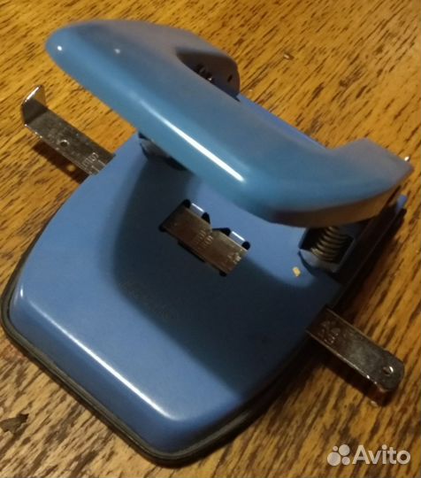 Дырокол KW-triO с фиксатором бумаги