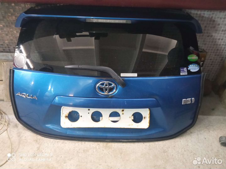 Задняя дверь toyota aqua