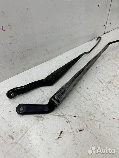 Поводок дворника Peugeot 206