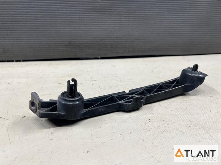 Крепление бампера передняя левая toyota isis