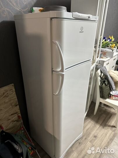 Холодильник indesit