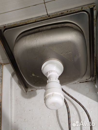 Раковина с краном, сифоном и подводкой