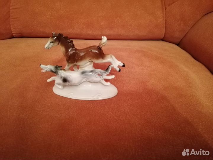 Бегущие лошадь и собака Фарфор статуэтка редкая