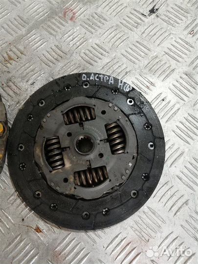 Комплект сцепления Opel Astra H L69 Z16XER 2008