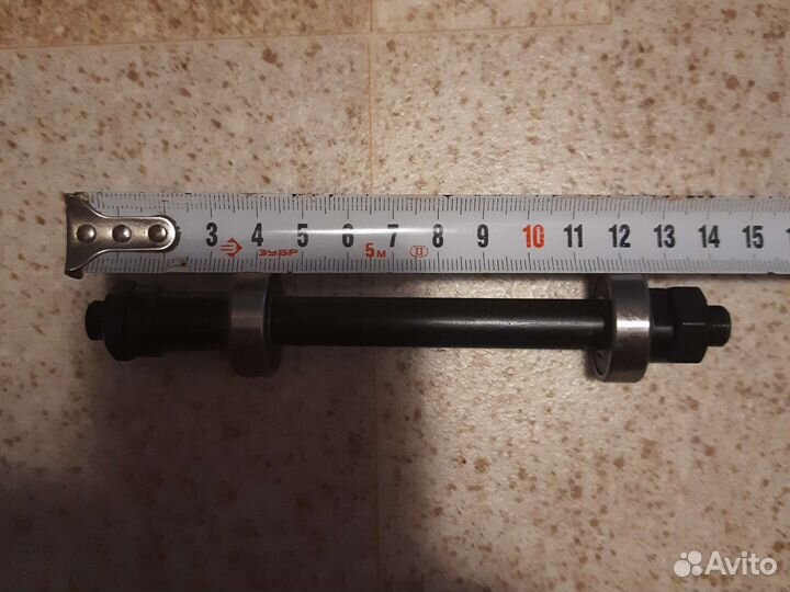 Ось велосипедного колеса