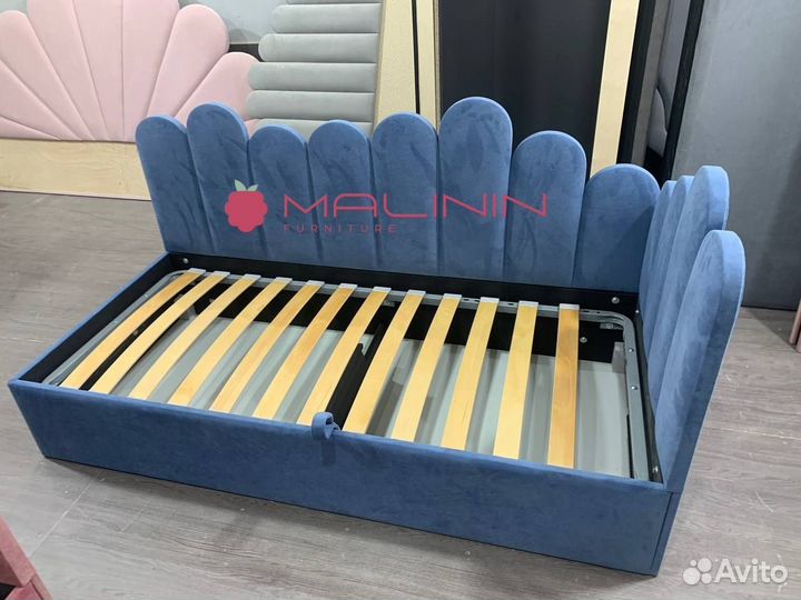 Детская кроватка с бортиками