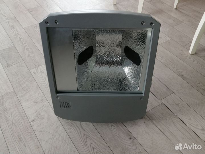 Прожектор заливающего света мощностью до 400Вт