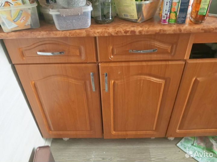 Продам мебель на кухню и газовую плиту gefest