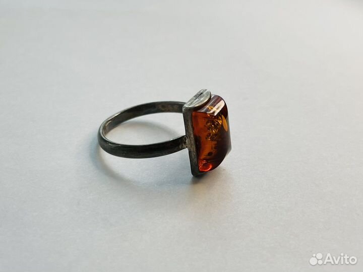 Серебряное кольцо с янтарем