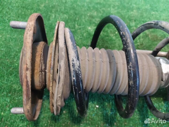 Стойка амортизатора передняя правая Toyota Auris