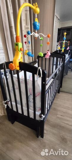 Детская кроватка с маятником