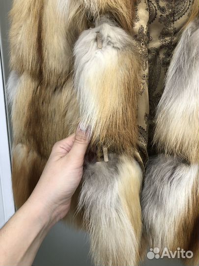 Шуба из меха лисы с капюшоном