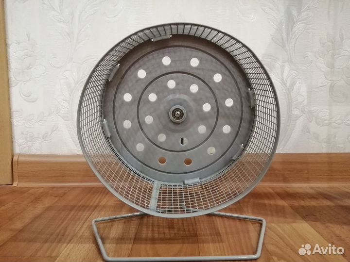 Железное колесо для грызуна на подставке