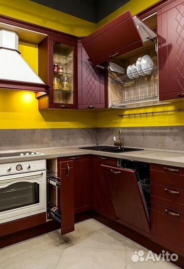 Кухня с каменным островом