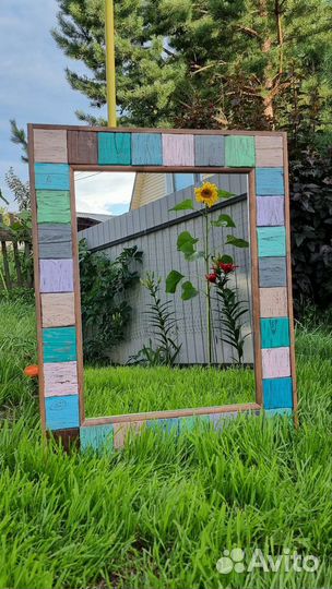 Зеркало в деревянной раме