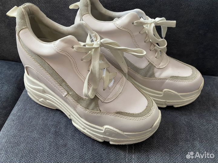 Кроссовки женские