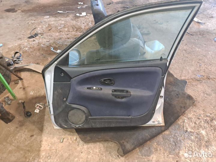 Дверь передняя правая Mitsubishi Carisma