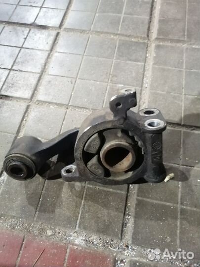 Подушка двигателя