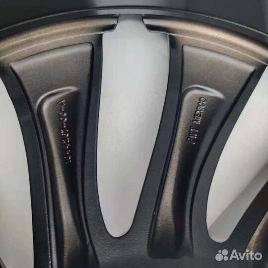 Новые оригинальные диски на Tesla Model 3