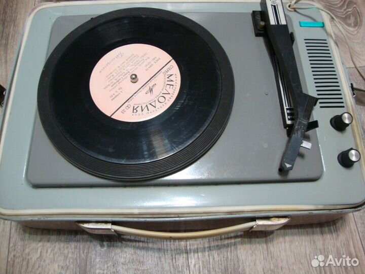 Проигрыватель грампластинок Юность 301