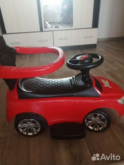 Машинка каталка с родительской ручкой