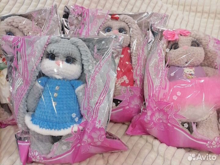 Большой плюшевый заяц