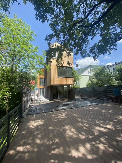 Дом 389 м² на участке 6,5 сот.