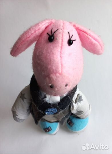 Поросёнок в клетчатом костюме свинка Пэпа