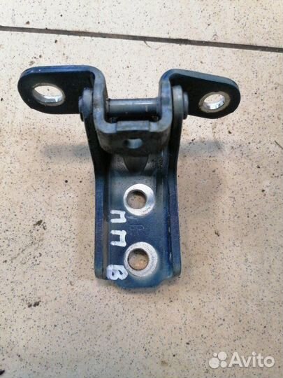 Петля двери передняя правая Hyundai Santa Fe 4